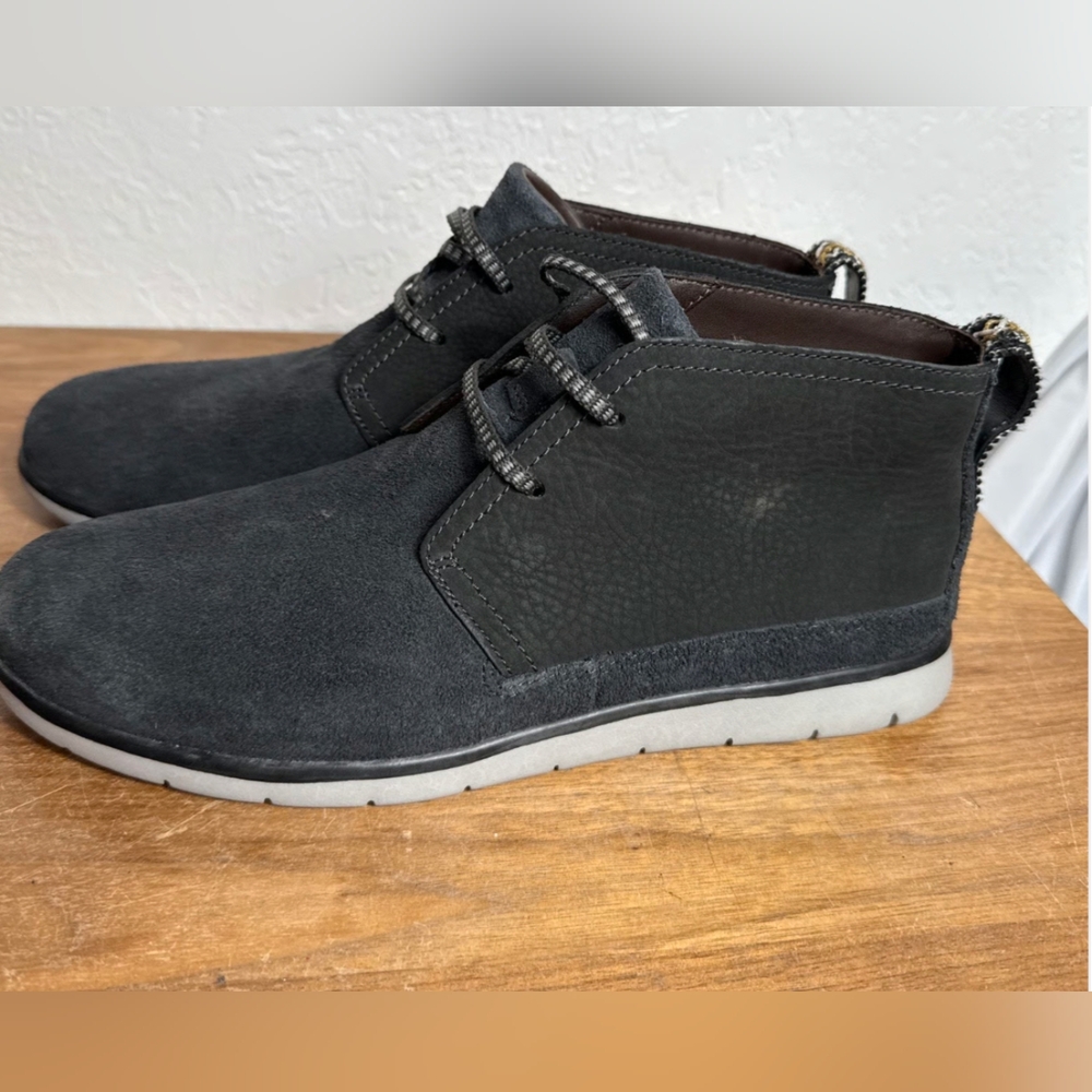 Ugg Black Suede Chukka Boots Men's 10.5 Gray Soles Lightweight Shoes Lace Up EUC
